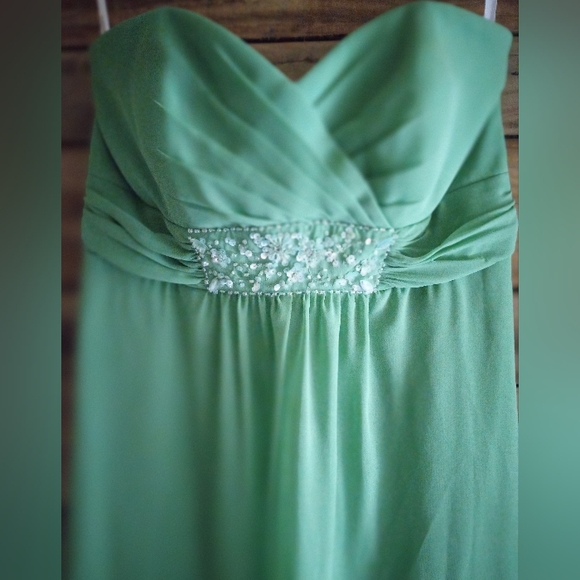 BEAUTIFUL LIGHT GREEN EVENT DRESS - Picture 3 of 6